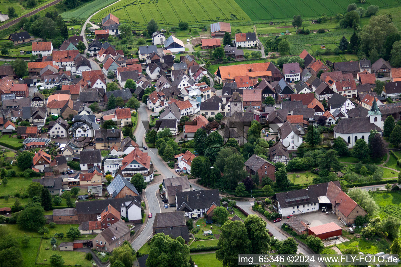 Ortsansicht der Straßen und Häuser der Wohngebiete im Ortsteil Amelunxen in Beverungen im Bundesland Nordrhein-Westfalen, Deutschland
