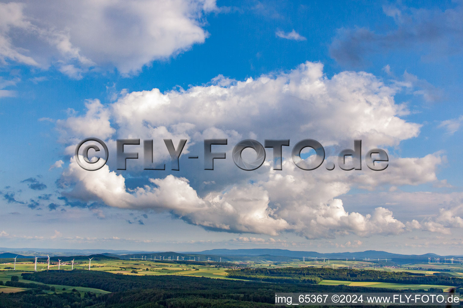 Wolken über Windparks im Ortsteil Dalhausen in Beverungen im Bundesland Nordrhein-Westfalen, Deutschland