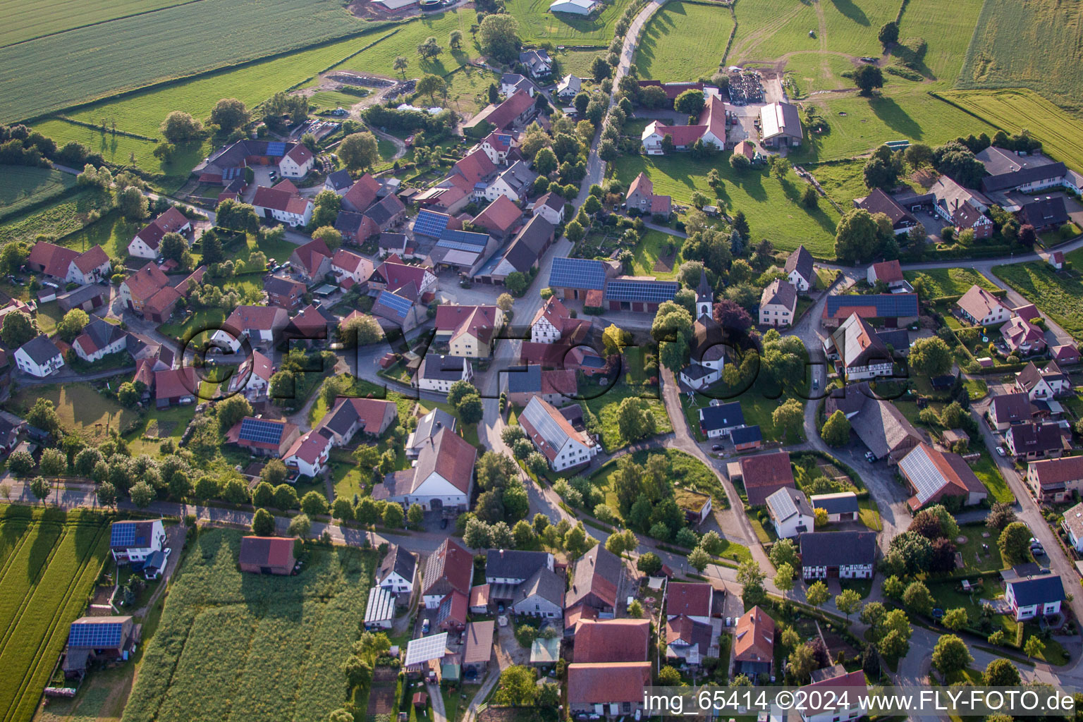 Luftbild von Dorf - Ansicht in Beverungen im Bundesland Nordrhein-Westfalen, Deutschland