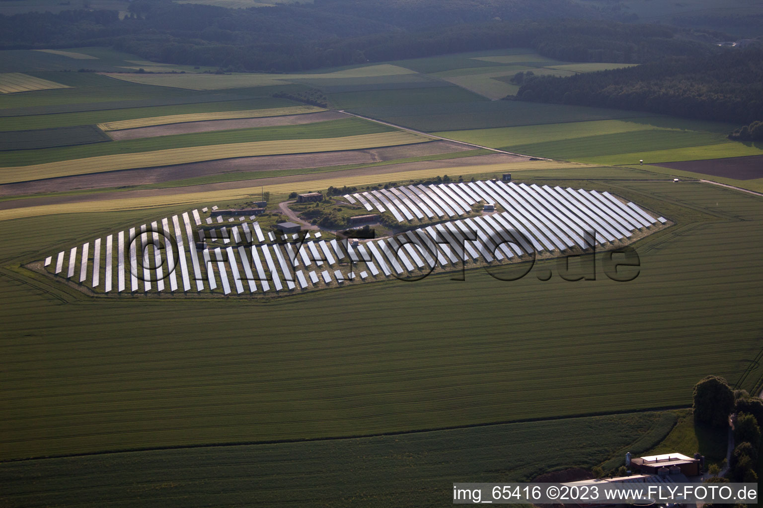 Luftbild von Panelreihen der Photovoltaikanlage und Solarpark bzw. Solarkraftwerk in Beverungen im Bundesland Nordrhein-Westfalen, Deutschland