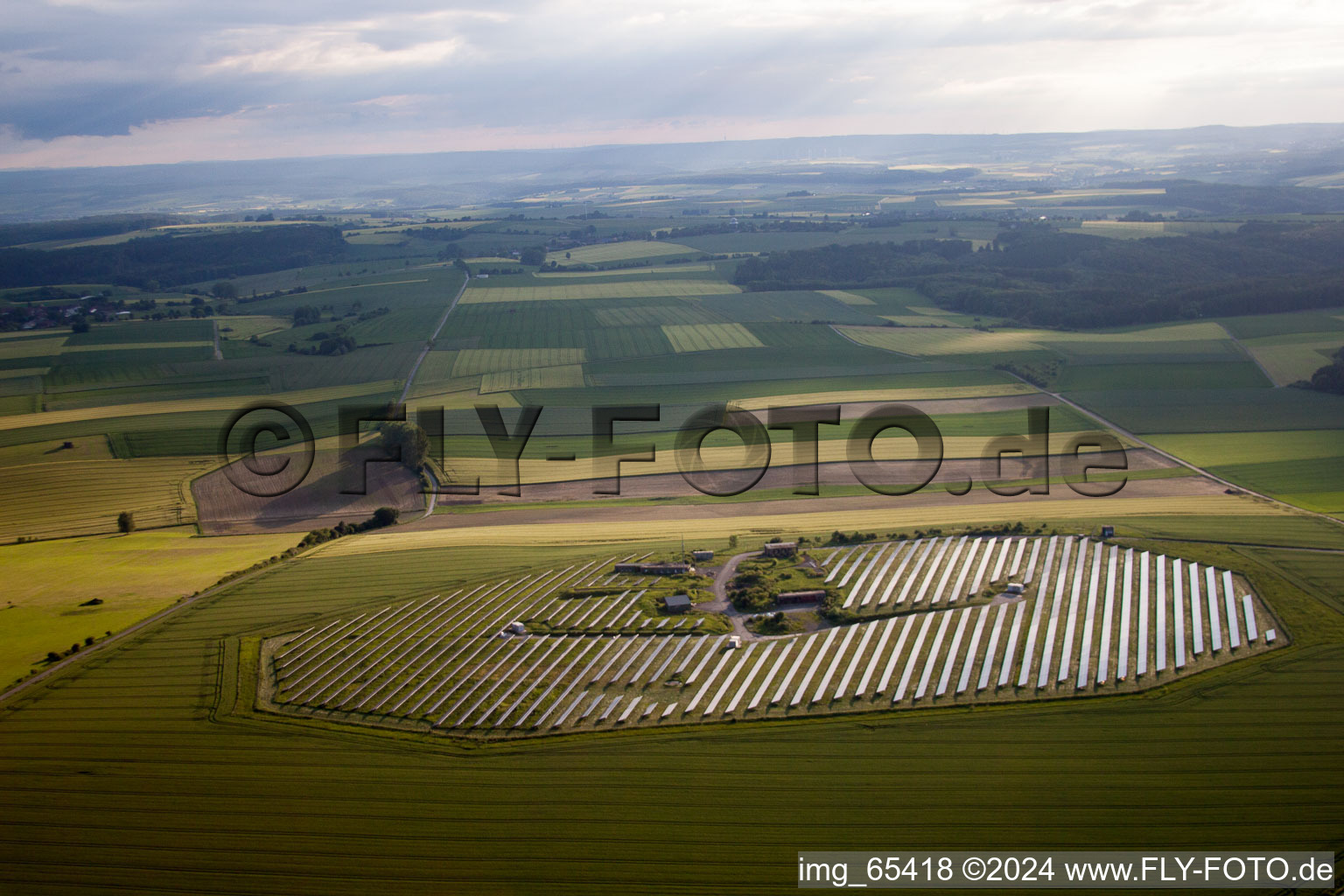 Luftaufnahme von Panelreihen der Photovoltaikanlage und Solarpark bzw. Solarkraftwerk in Beverungen im Bundesland Nordrhein-Westfalen, Deutschland
