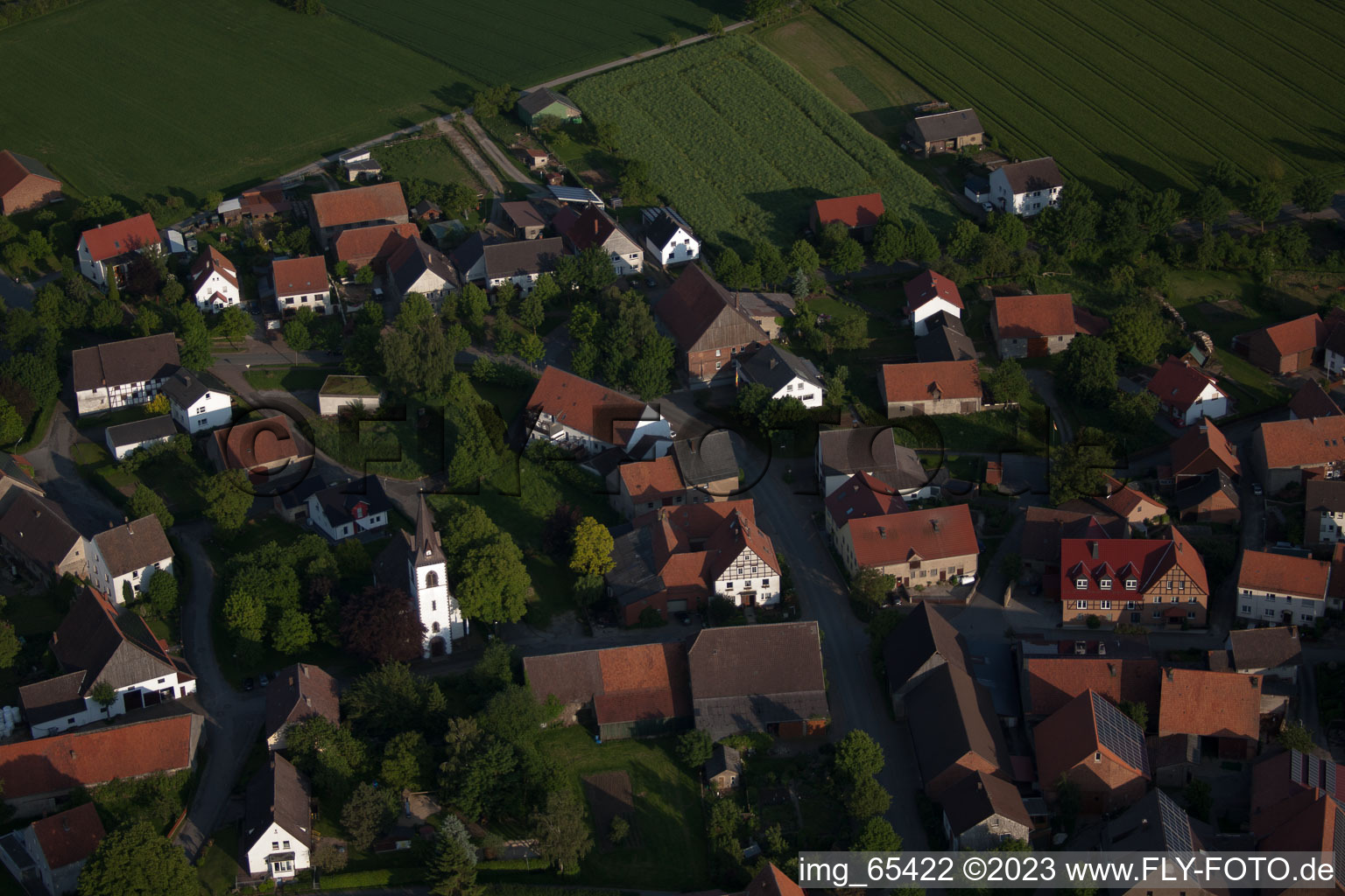 Luftaufnahme von Kirchengebäude der St. Bartholomäus-Kirche in Tietelsen im Bundesland Nordrhein-Westfalen, Deutschland