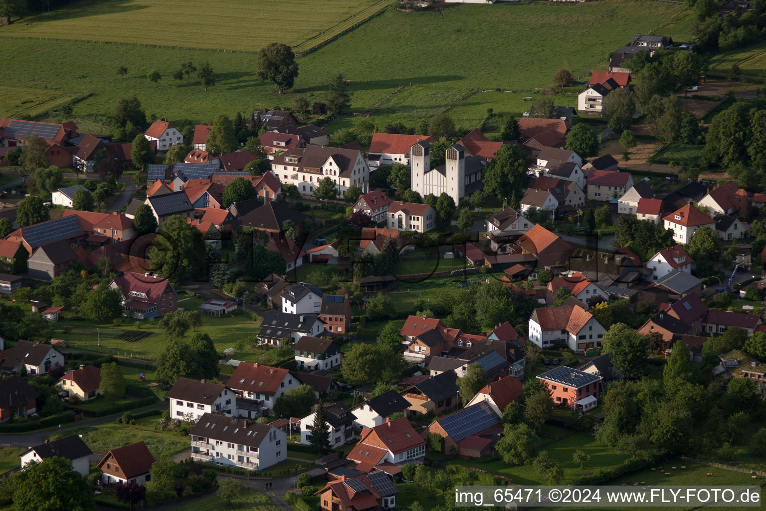 Luftbild von Ortsansicht der Straßen und Häuser der Wohngebiete im Ortsteil Bökendorf in Brakel im Bundesland Nordrhein-Westfalen, Deutschland