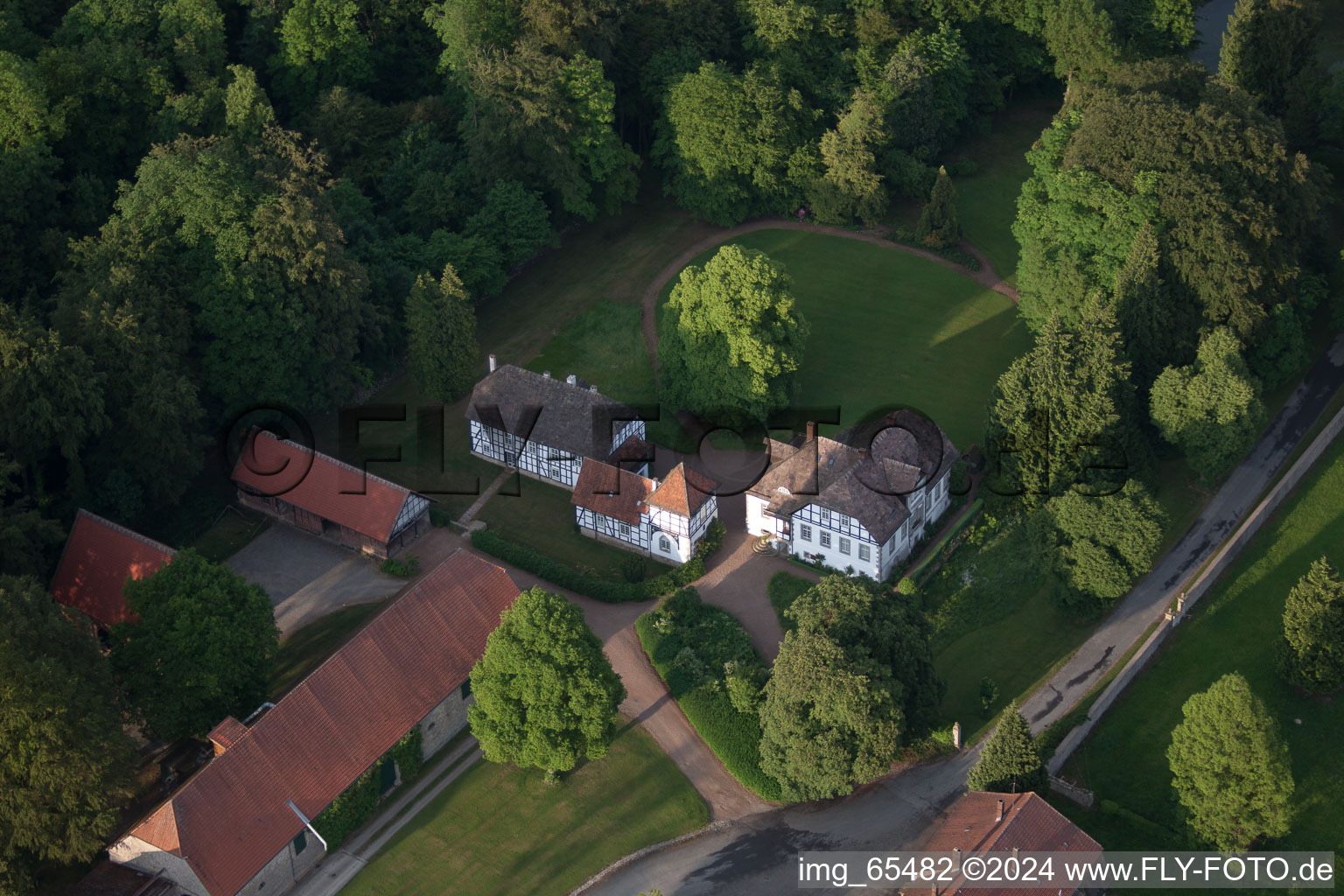 Luftaufnahme von Gehöft eines Bauernhofes am Rand von bestellten Feldern im Ortsteil Abbenburg in Brakel im Bundesland Nordrhein-Westfalen, Deutschland