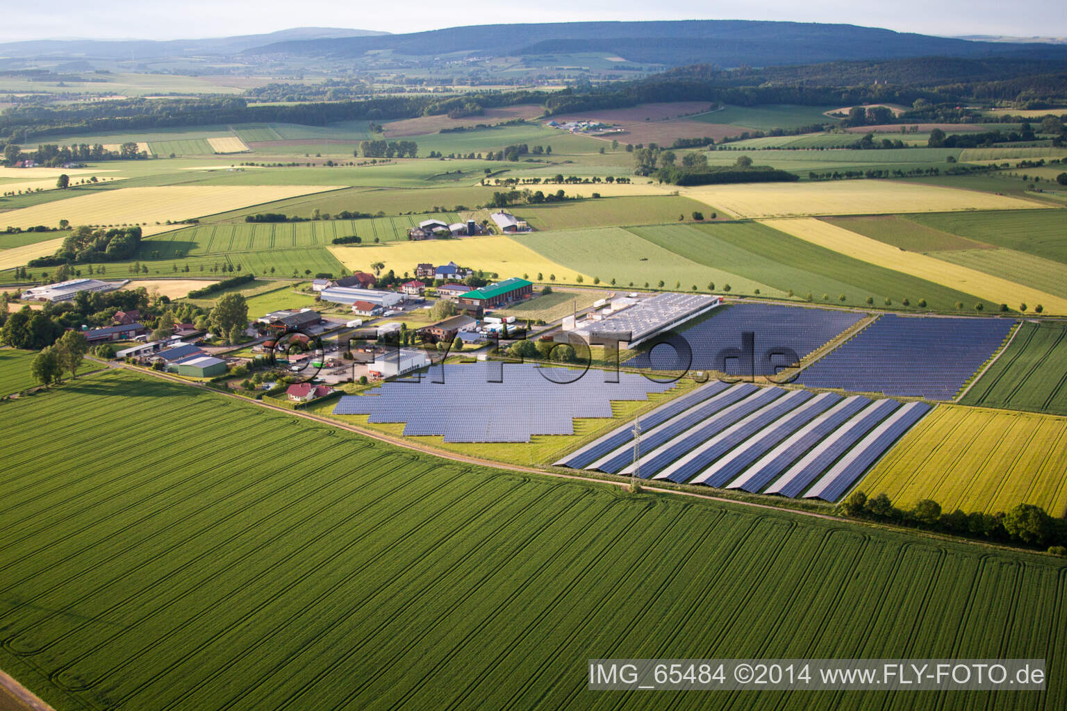 Panelreihen der Photovoltaikanlage und Solarpark bzw. Solarkraftwerk im Ortsteil Bredenborn in Marienmünster im Bundesland Nordrhein-Westfalen, Deutschland