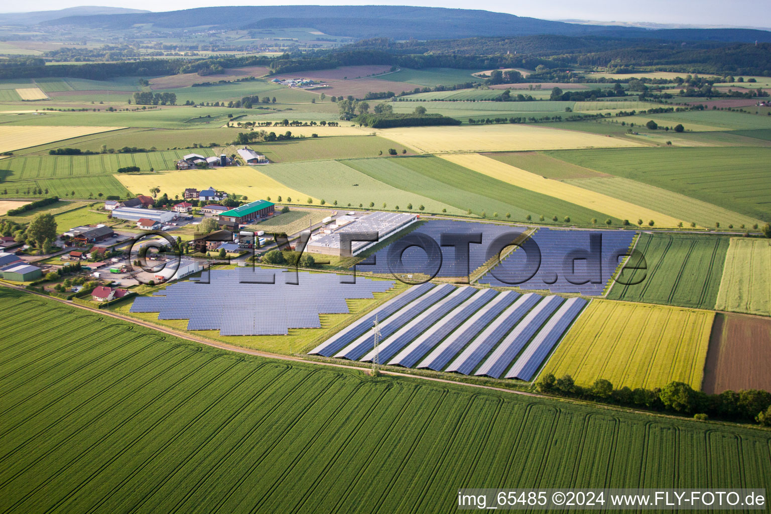 Luftbild von Panelreihen der Photovoltaikanlage und Solarpark bzw. Solarkraftwerk im Ortsteil Bredenborn in Marienmünster im Bundesland Nordrhein-Westfalen, Deutschland
