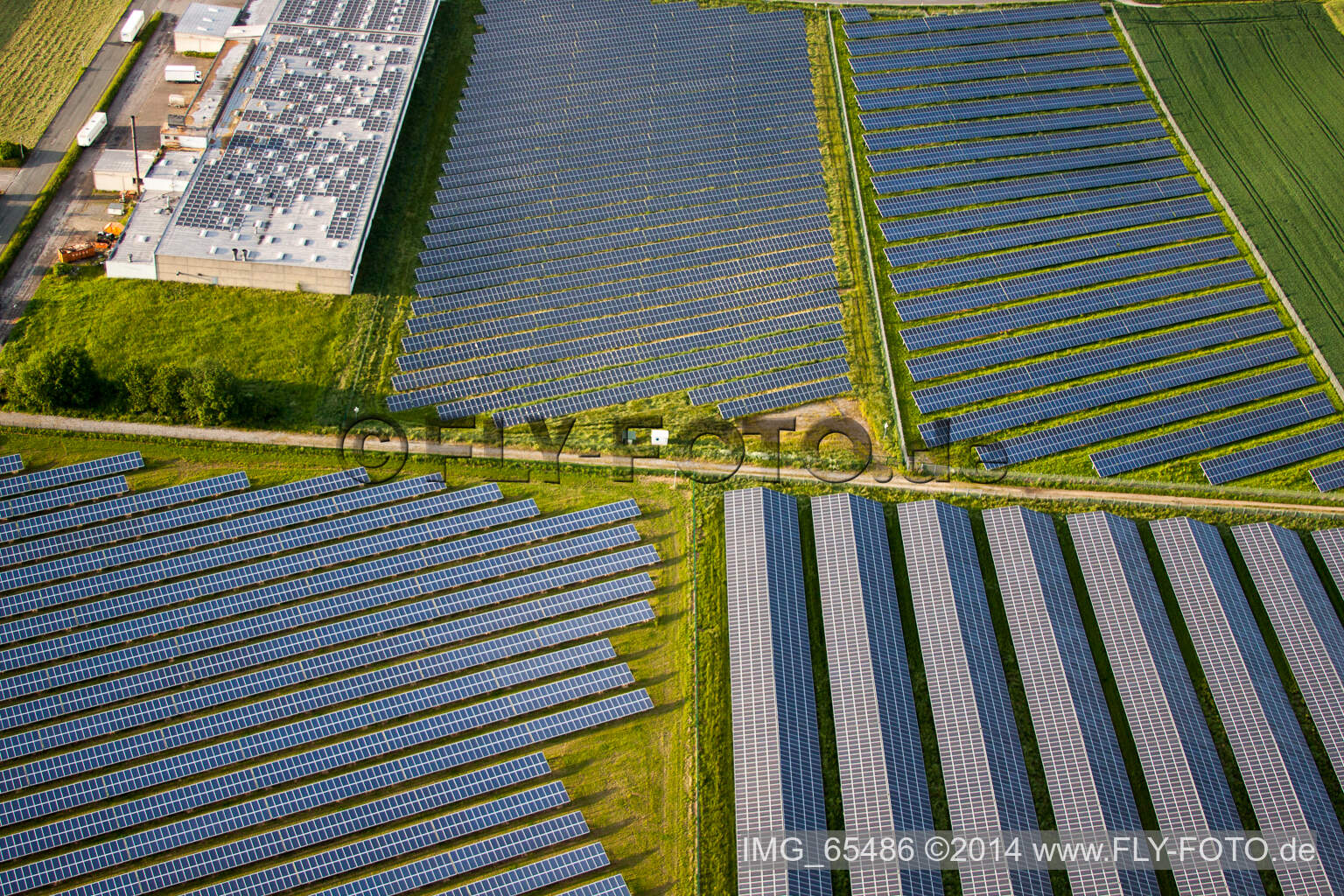 Luftaufnahme von Panelreihen der Photovoltaikanlage und Solarpark bzw. Solarkraftwerk im Ortsteil Bredenborn in Marienmünster im Bundesland Nordrhein-Westfalen, Deutschland