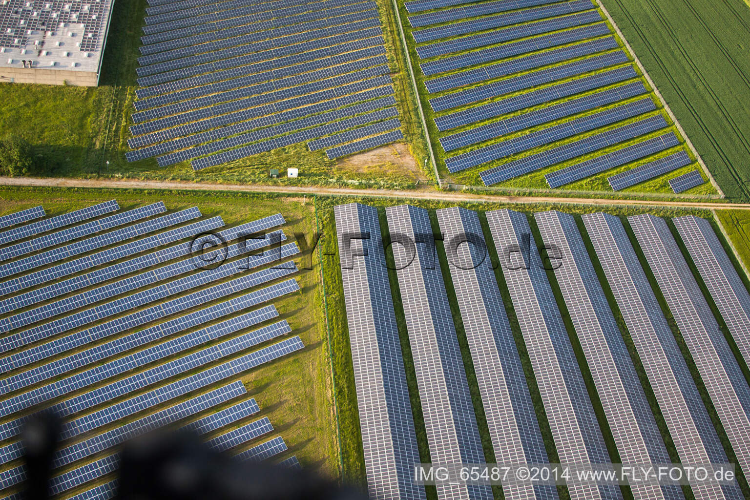 Schrägluftbild von Panelreihen der Photovoltaikanlage und Solarpark bzw. Solarkraftwerk im Ortsteil Bredenborn in Marienmünster im Bundesland Nordrhein-Westfalen, Deutschland
