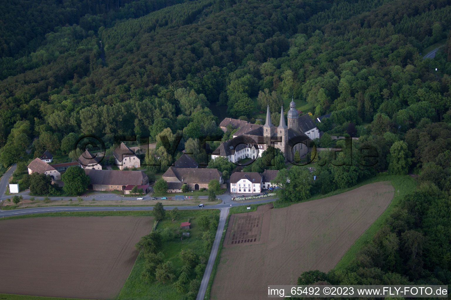 Luftbild von Gebäudekomplex des Klosters Abtei Marienmünster in Marienmünster im Bundesland Nordrhein-Westfalen, Deutschland