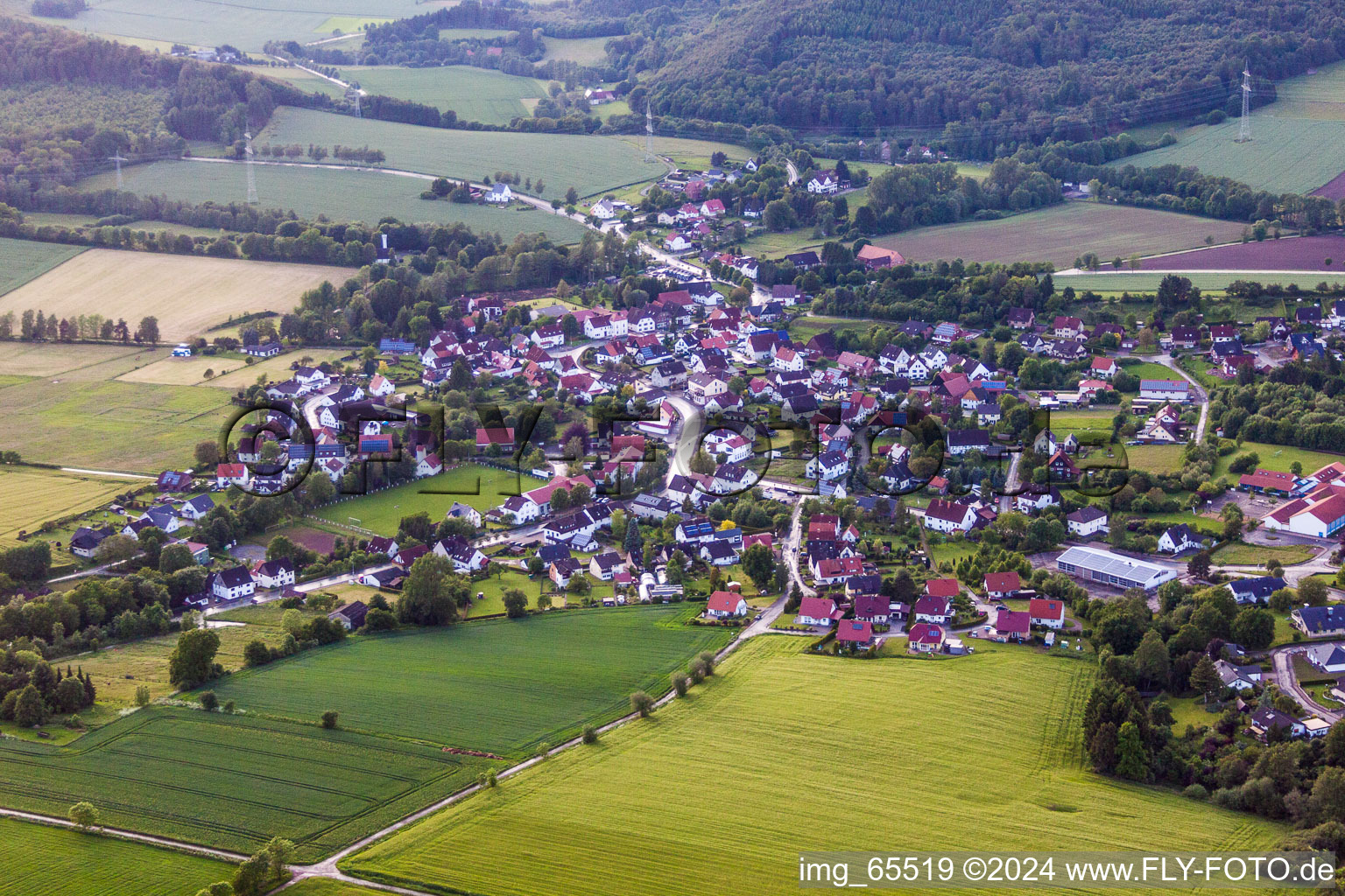 Dorf - Ansicht am Rande von landwirtschaftlichen Feldern und Nutzflächen im Ortsteil Rischenau in Lügde im Bundesland Nordrhein-Westfalen, Deutschland