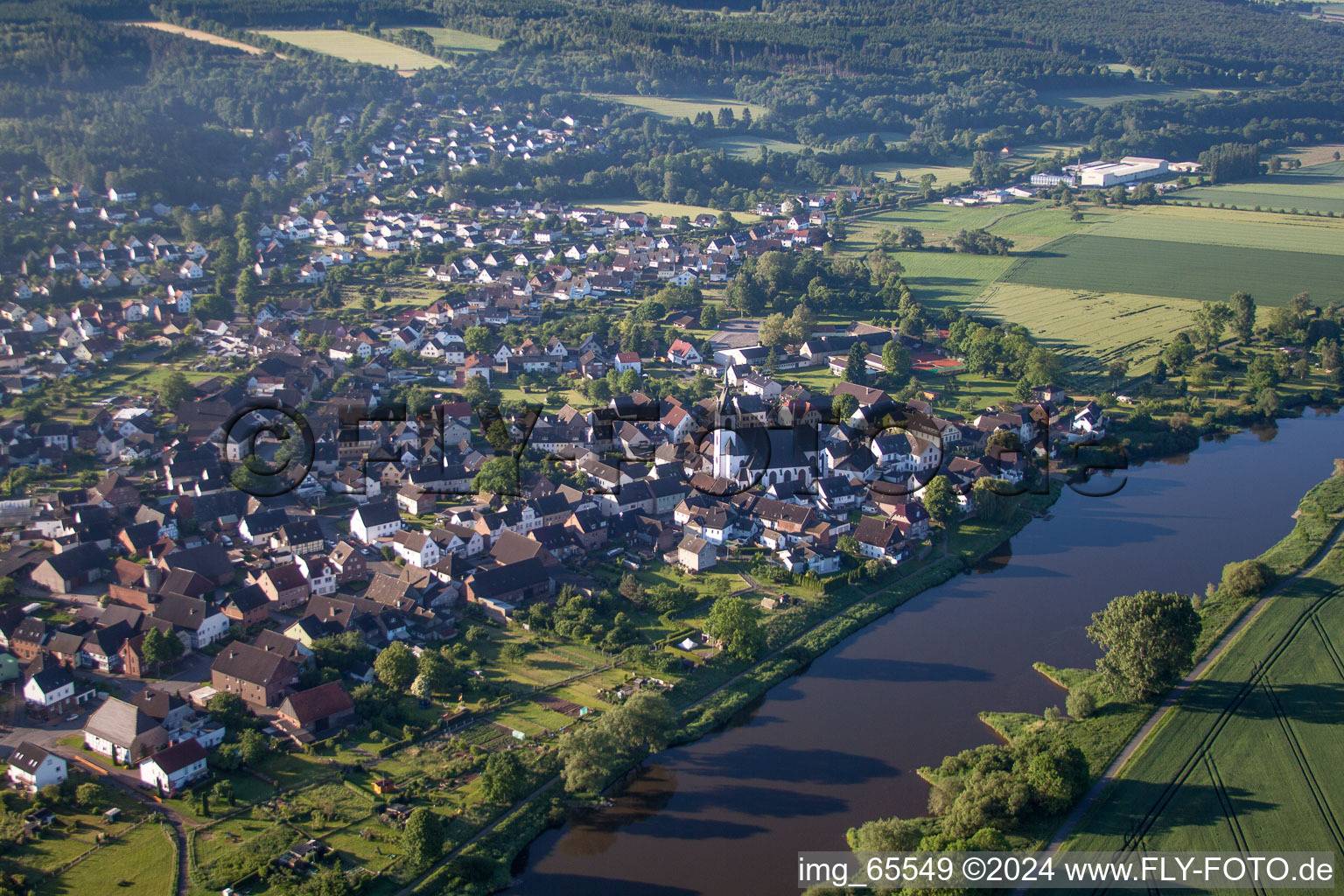 Ortschaft an den Fluss- Uferbereichen der Weser im Ortsteil Lüchtringen in Höxter im Bundesland Nordrhein-Westfalen, Deutschland