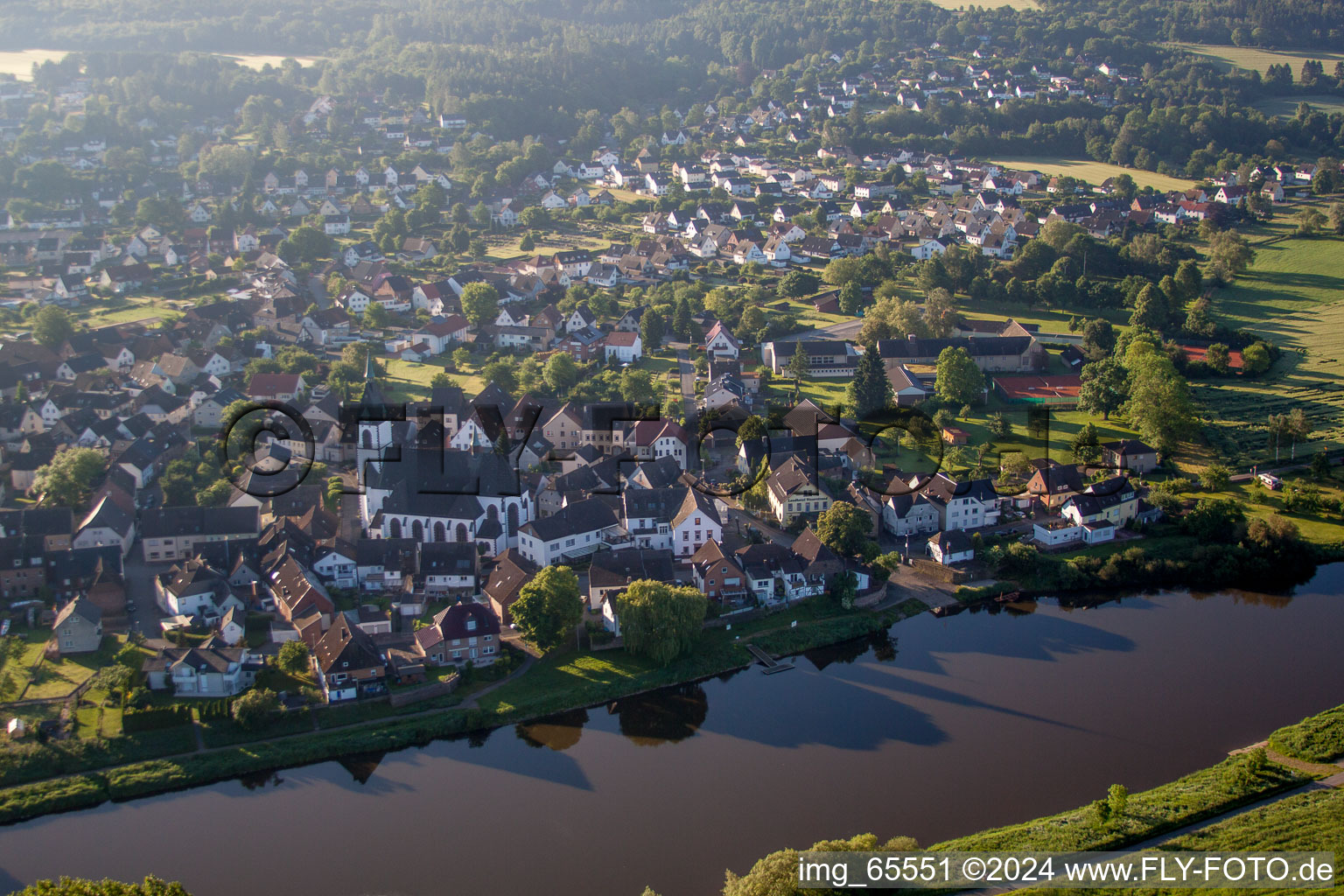 Luftbild von Ortschaft an den Fluss- Uferbereichen der Weser im Ortsteil Lüchtringen in Höxter im Bundesland Nordrhein-Westfalen, Deutschland