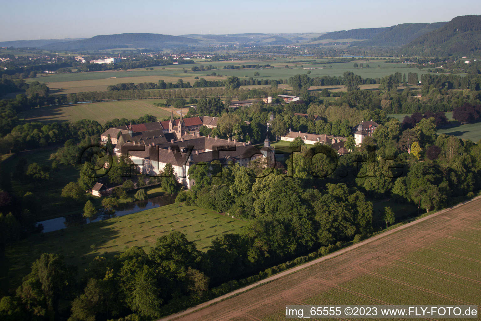 Schrägluftbild von Höxter, Schloss Corvey im Bundesland Nordrhein-Westfalen, Deutschland