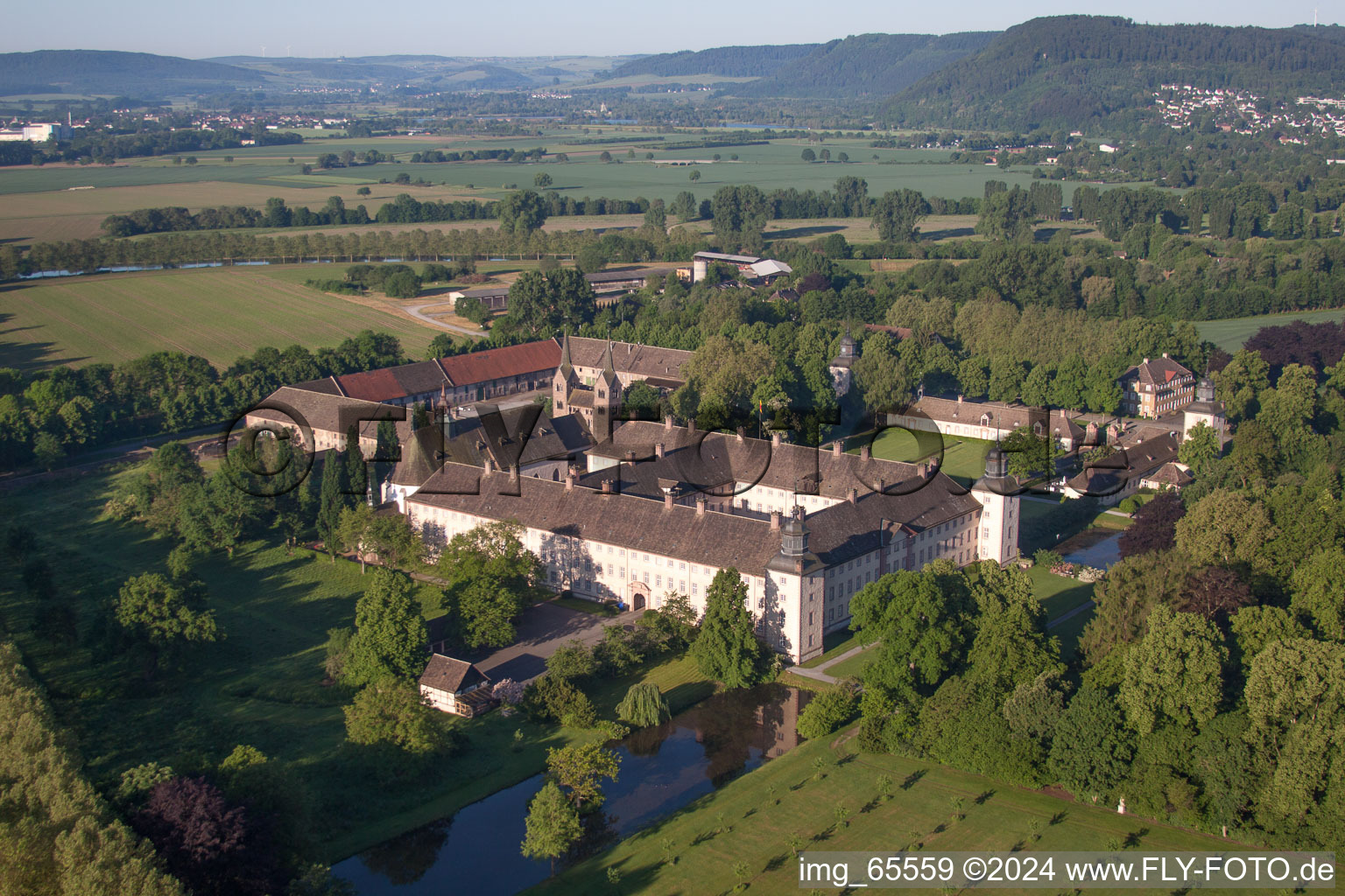 Burganlage des Schloß Corvey in Höxter. Seit 2014 ist Corvey als UNESCO - Weltkulturerbe eingetragen im Bundesland Nordrhein-Westfalen, Deutschland