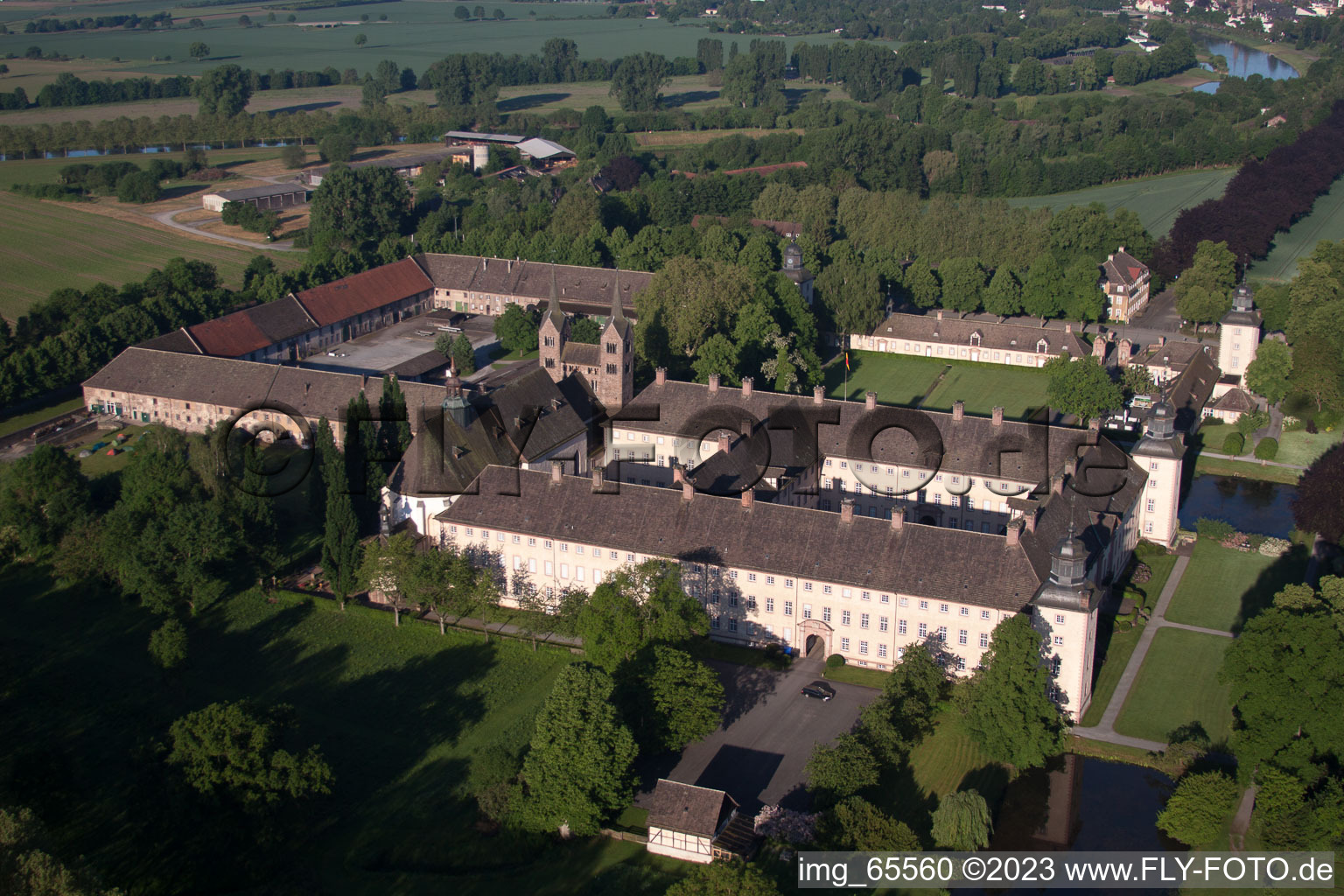 Höxter, Schloss Corvey im Bundesland Nordrhein-Westfalen, Deutschland von oben gesehen