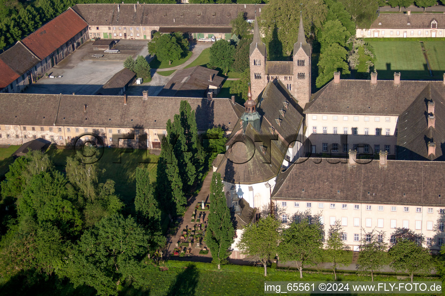 Luftaufnahme von Gebäudekomplex des Klosters Schloss/Kloster Corvey (UNESCO Weltkulturerbe) in Höxter - NRW im Bundesland Nordrhein-Westfalen, Deutschland