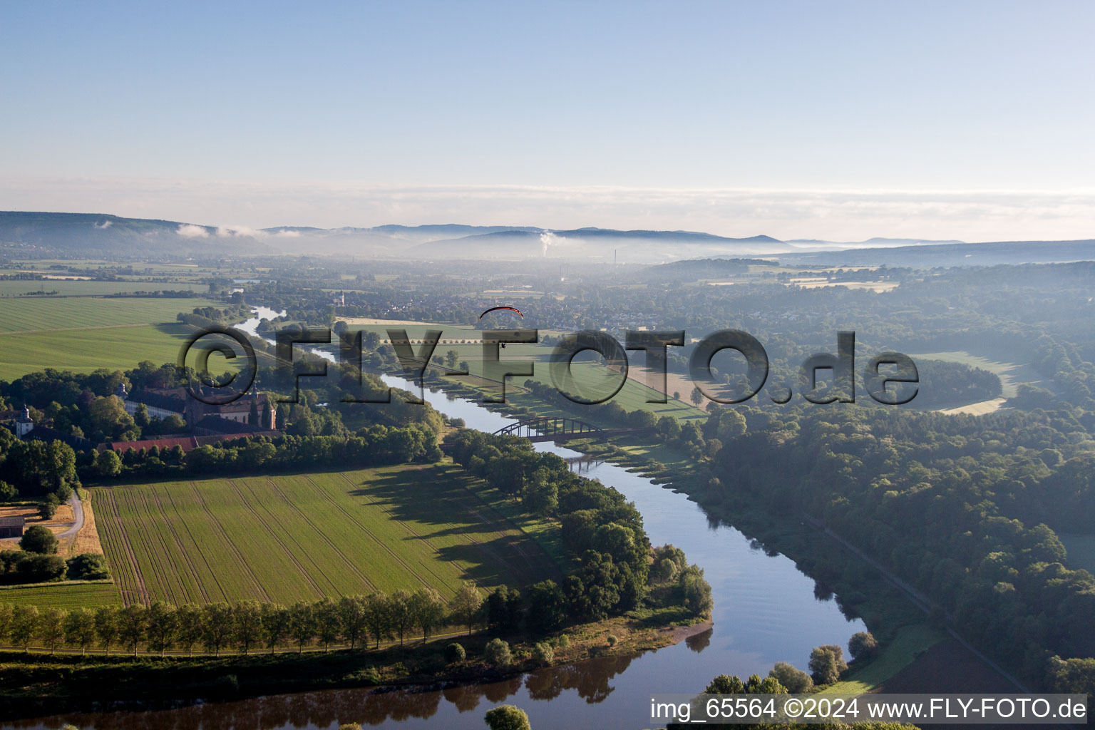 Schloss/Kloster Corvey (UNESCO Weltkulturerbe) am Fluß - Brückenbauwerk über die Weser in Höxter im Bundesland Nordrhein-Westfalen, Deutschland