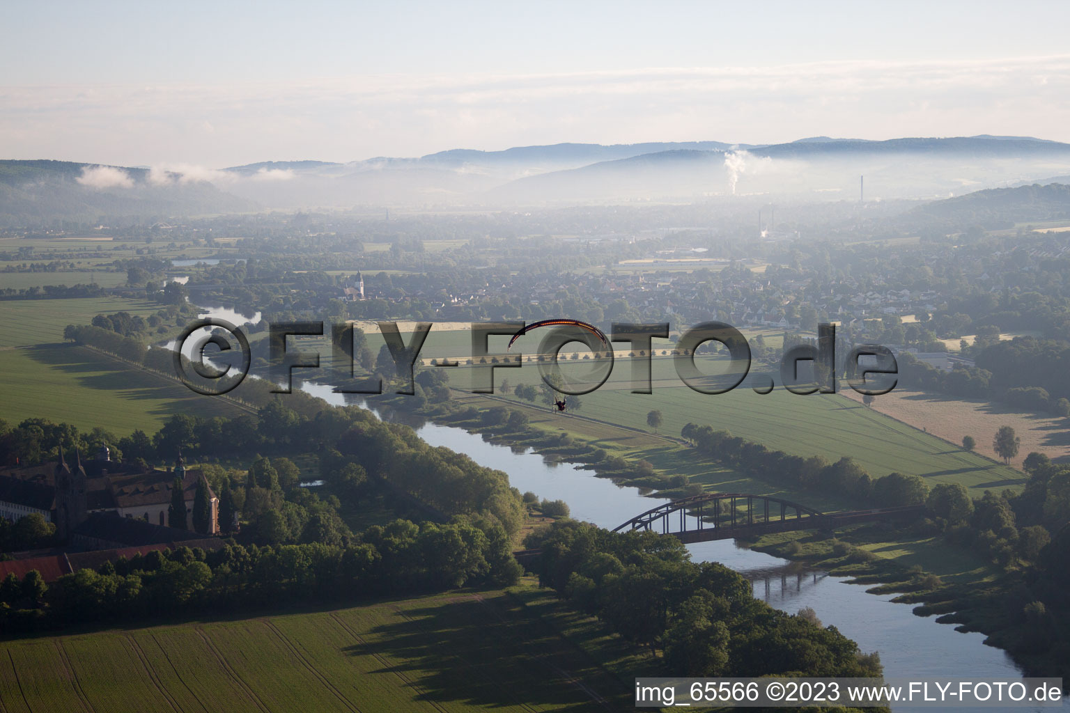 Luftbild von Schloss/Kloster Corvey (UNESCO Weltkulturerbe) am Fluß - Brückenbauwerk über die Weser in Höxter im Bundesland Nordrhein-Westfalen, Deutschland