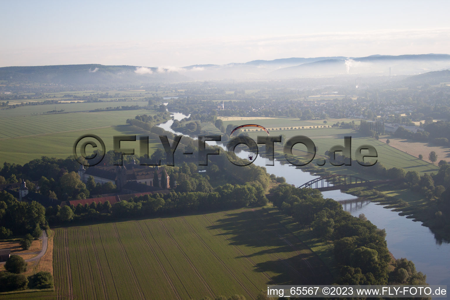 Luftaufnahme von Schloss/Kloster Corvey (UNESCO Weltkulturerbe) am Fluß - Brückenbauwerk über die Weser in Höxter im Bundesland Nordrhein-Westfalen, Deutschland