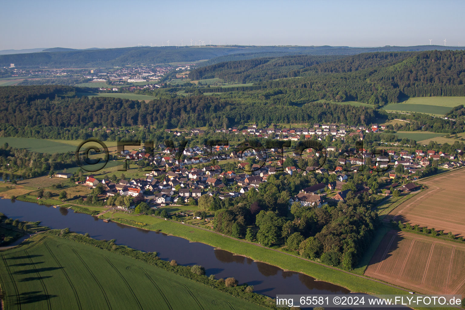 Dorfkern an den Fluß- Uferbereichen der Weser in Wehrden im Bundesland Nordrhein-Westfalen, Deutschland