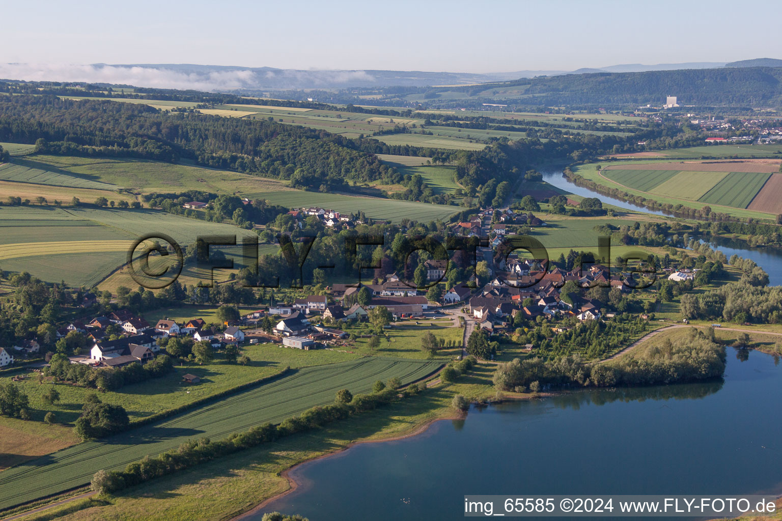 Dorfkern an den Fluß- Uferbereichen der Weser im Ortsteil Meinbrexen in Lauenförde im Bundesland Niedersachsen, Deutschland