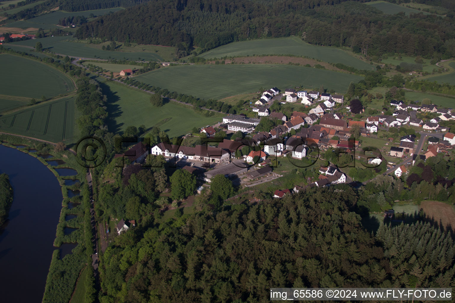 Luftbild von Ortsansicht der Straßen und Häuser der Wohngebiete im Ortsteil Blankenau in Beverungen im Bundesland Nordrhein-Westfalen, Deutschland