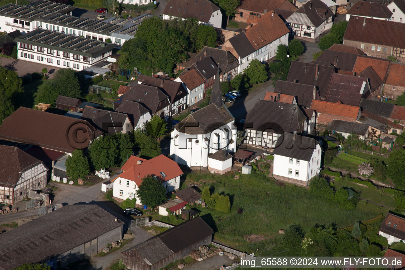 Luftaufnahme von Ortsansicht der Straßen und Häuser der Wohngebiete im Ortsteil Blankenau in Beverungen im Bundesland Nordrhein-Westfalen, Deutschland