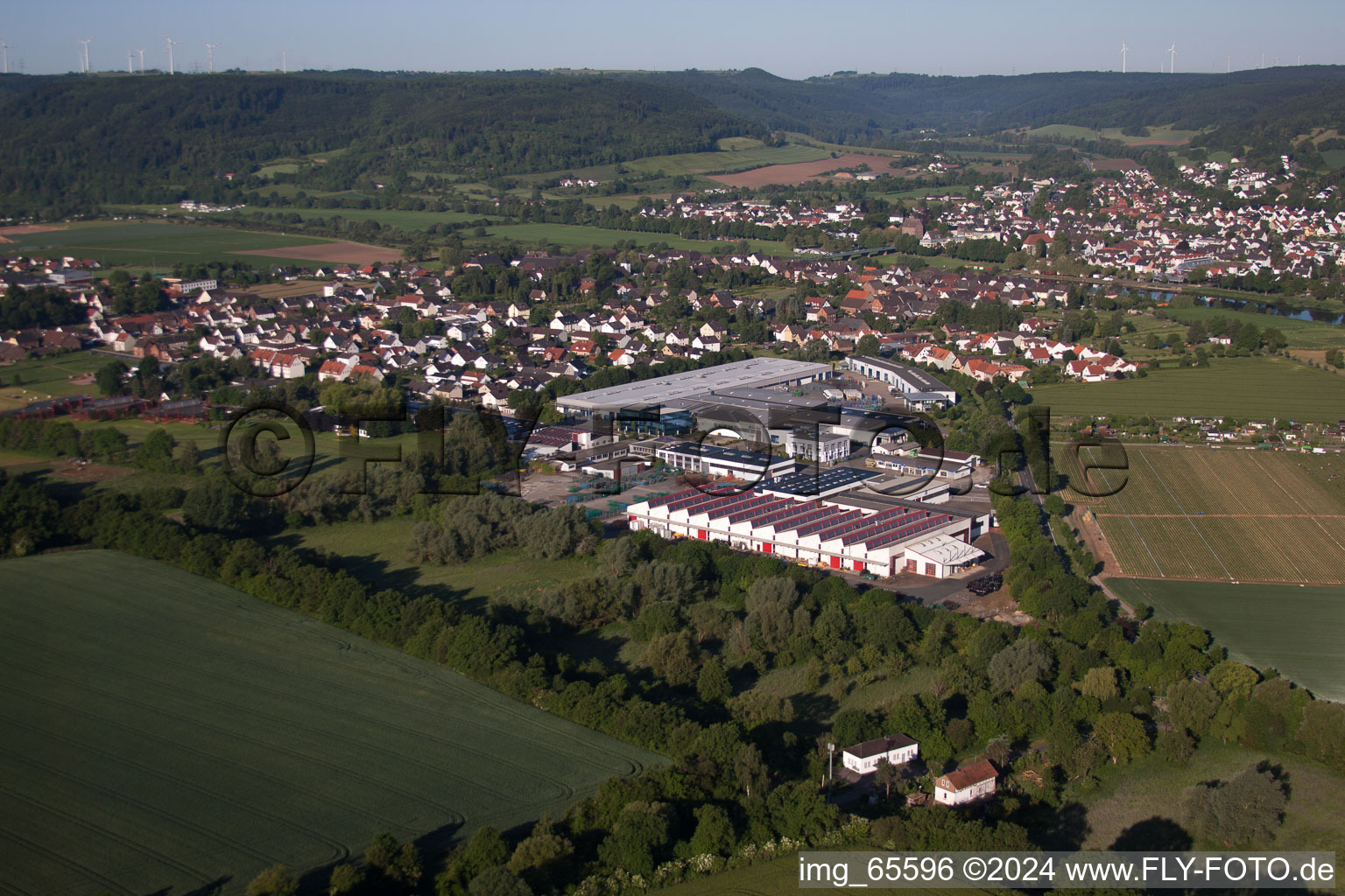 Luftbild von Ortsansicht der Straßen und Häuser der Wohngebiete in Lauenförde im Bundesland Niedersachsen, Deutschland