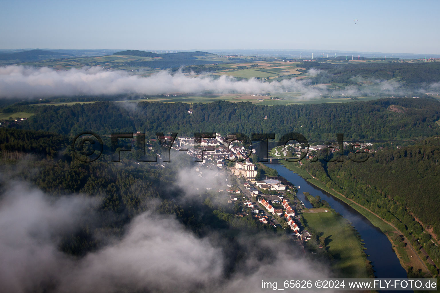 Luftbild von Ortschaft an den Fluss- Uferbereichen der Weser im Ortsteil Karlshafen in Bad Karlshafen im Bundesland Hessen, Deutschland