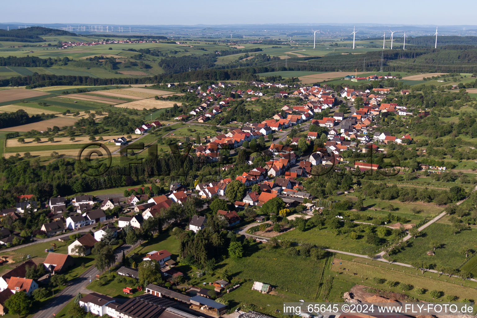 Dorf - Ansicht am Rande von landwirtschaftlichen Feldern und Nutzflächen im Ortsteil Langenthal in Trendelburg im Bundesland Hessen, Deutschland