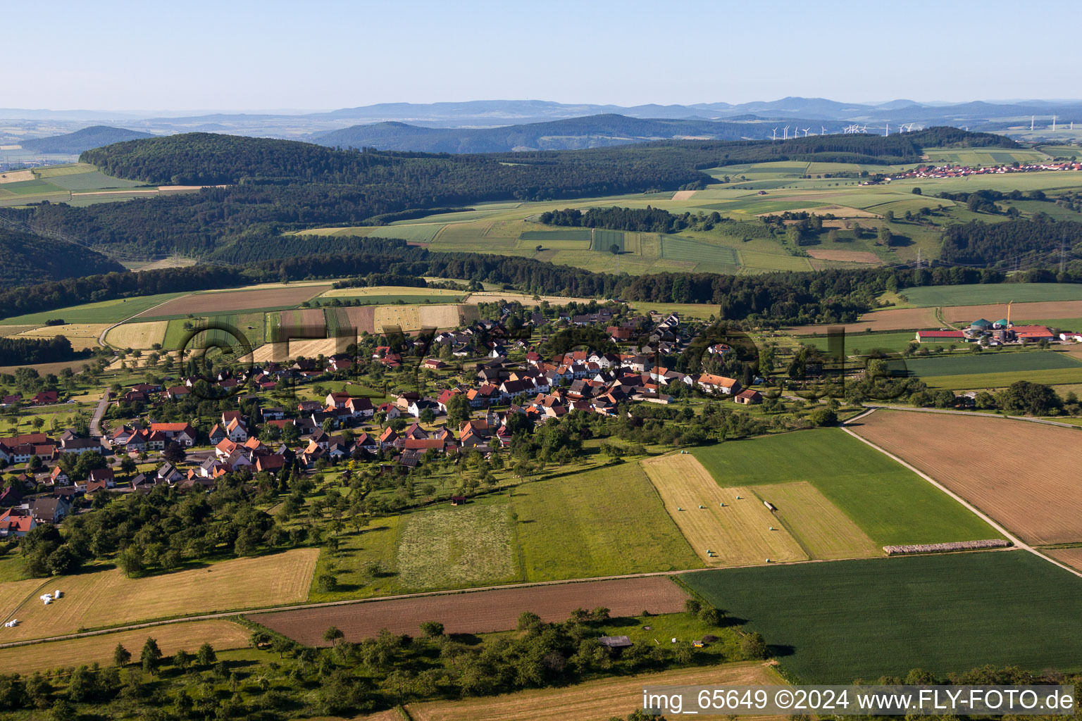 Luftbild von Dorf - Ansicht am Rande von landwirtschaftlichen Feldern und Nutzflächen im Ortsteil Langenthal in Trendelburg im Bundesland Hessen, Deutschland