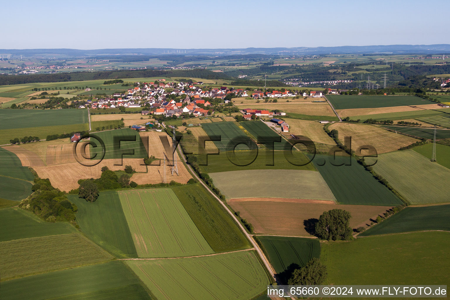 Luftaufnahme von Dorf - Ansicht am Rande von landwirtschaftlichen Feldern und Nutzflächen im Ortsteil Langenthal in Trendelburg im Bundesland Hessen, Deutschland