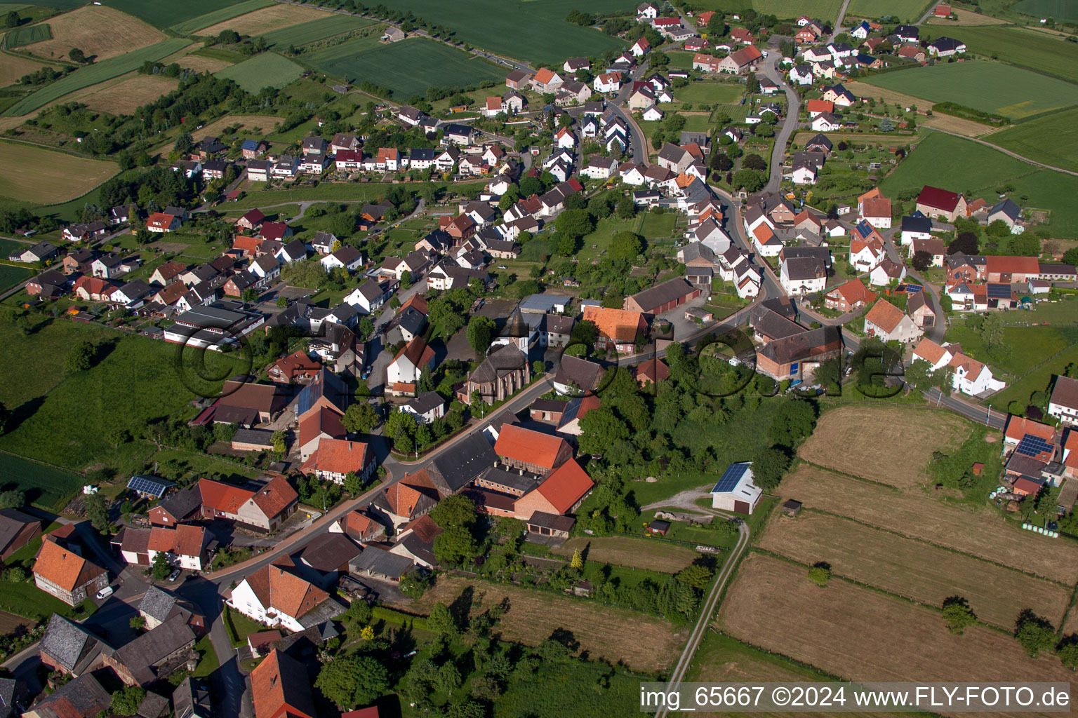 Dorf - Ansicht am Rande von landwirtschaftlichen Feldern und Nutzflächen im Ortsteil Haarbrück in Beverungen im Bundesland Nordrhein-Westfalen, Deutschland