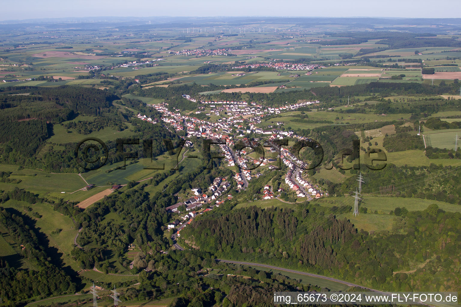 Dorf - Ansicht am Rande von Wald und Feldern im Ortsteil Dalhausen in Beverungen im Bundesland Nordrhein-Westfalen, Deutschland