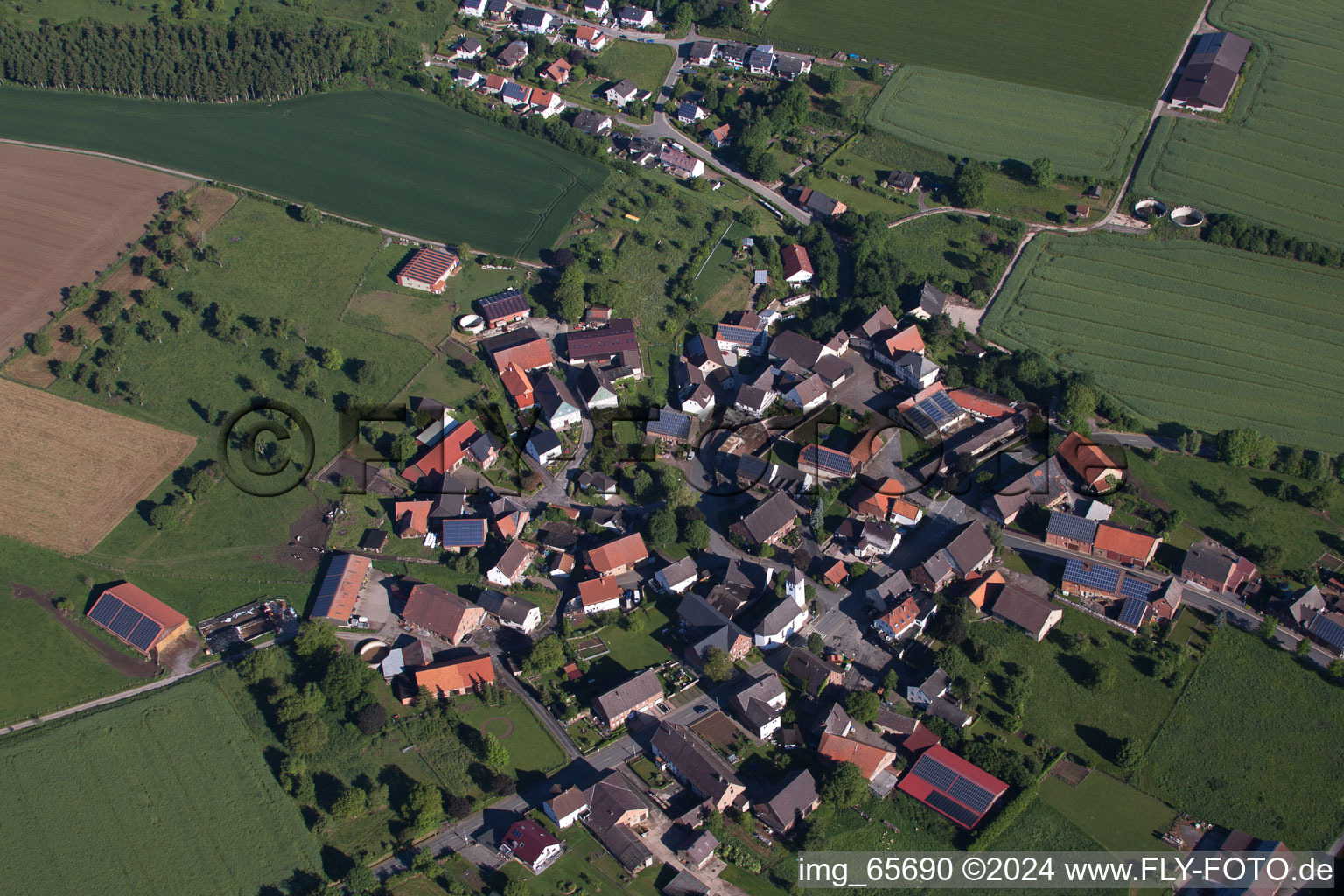 Dorf - Ansicht am Rande von landwirtschaftlichen Feldern und Nutzflächen im Ortsteil Drenke in Beverungen im Bundesland Nordrhein-Westfalen, Deutschland