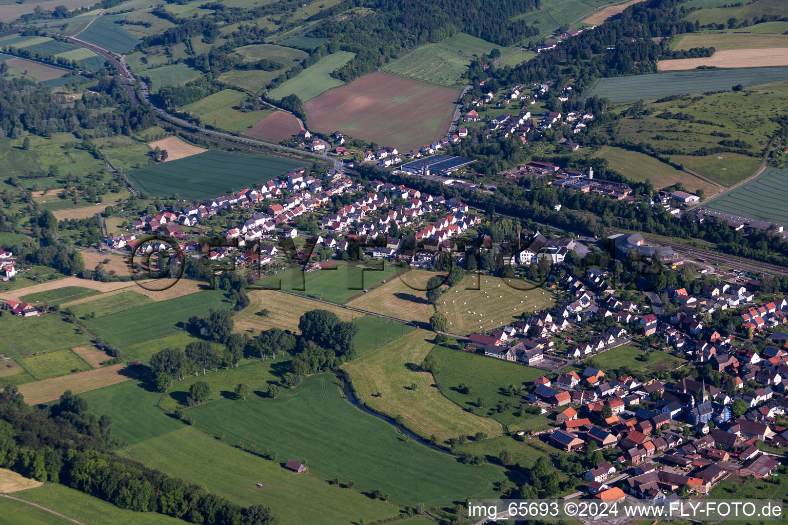 Dorf - Ansicht am Rande von landwirtschaftlichen Feldern und Nutzflächen im Ortsteil Ottbergen in Höxter im Bundesland Nordrhein-Westfalen, Deutschland