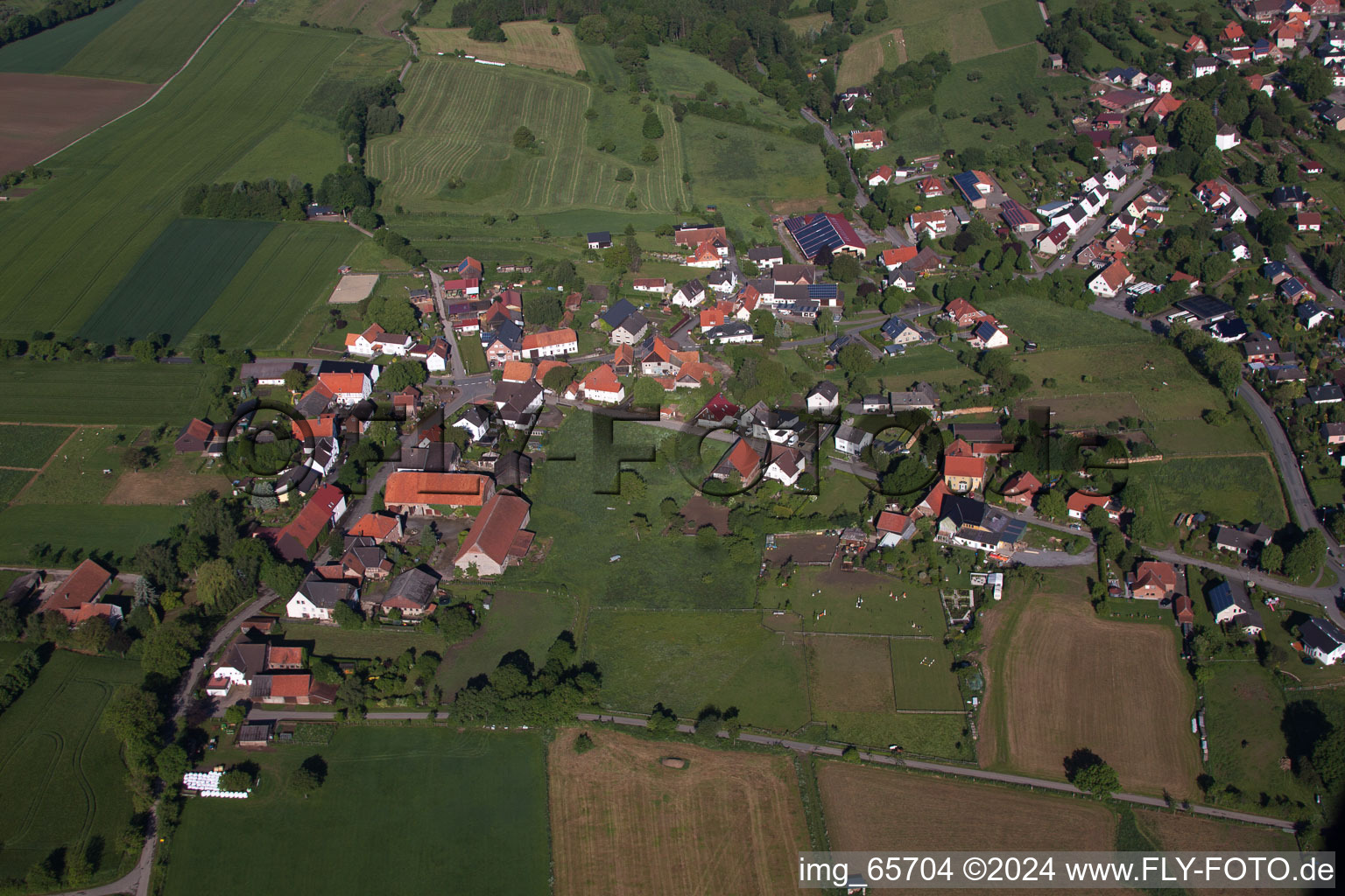 Luftaufnahme von Dorf - Ansicht von Bosseborn in Höxter im Bundesland Nordrhein-Westfalen, Deutschland
