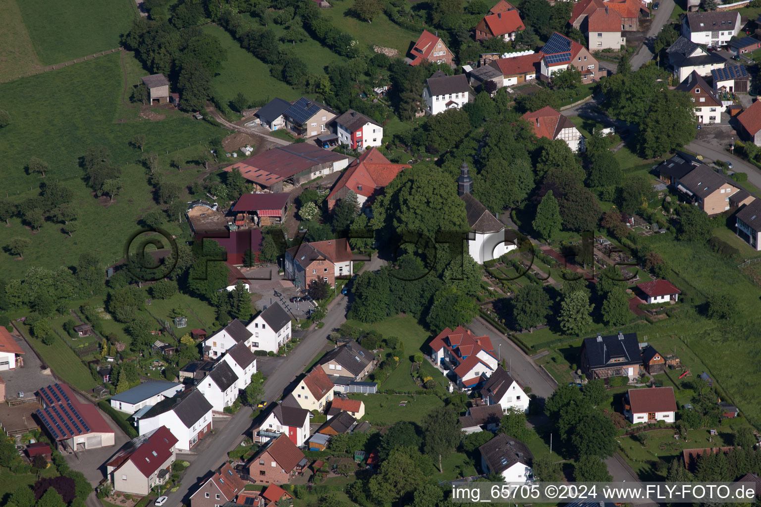 Schrägluftbild von Dorf - Ansicht von Bosseborn in Höxter im Bundesland Nordrhein-Westfalen, Deutschland