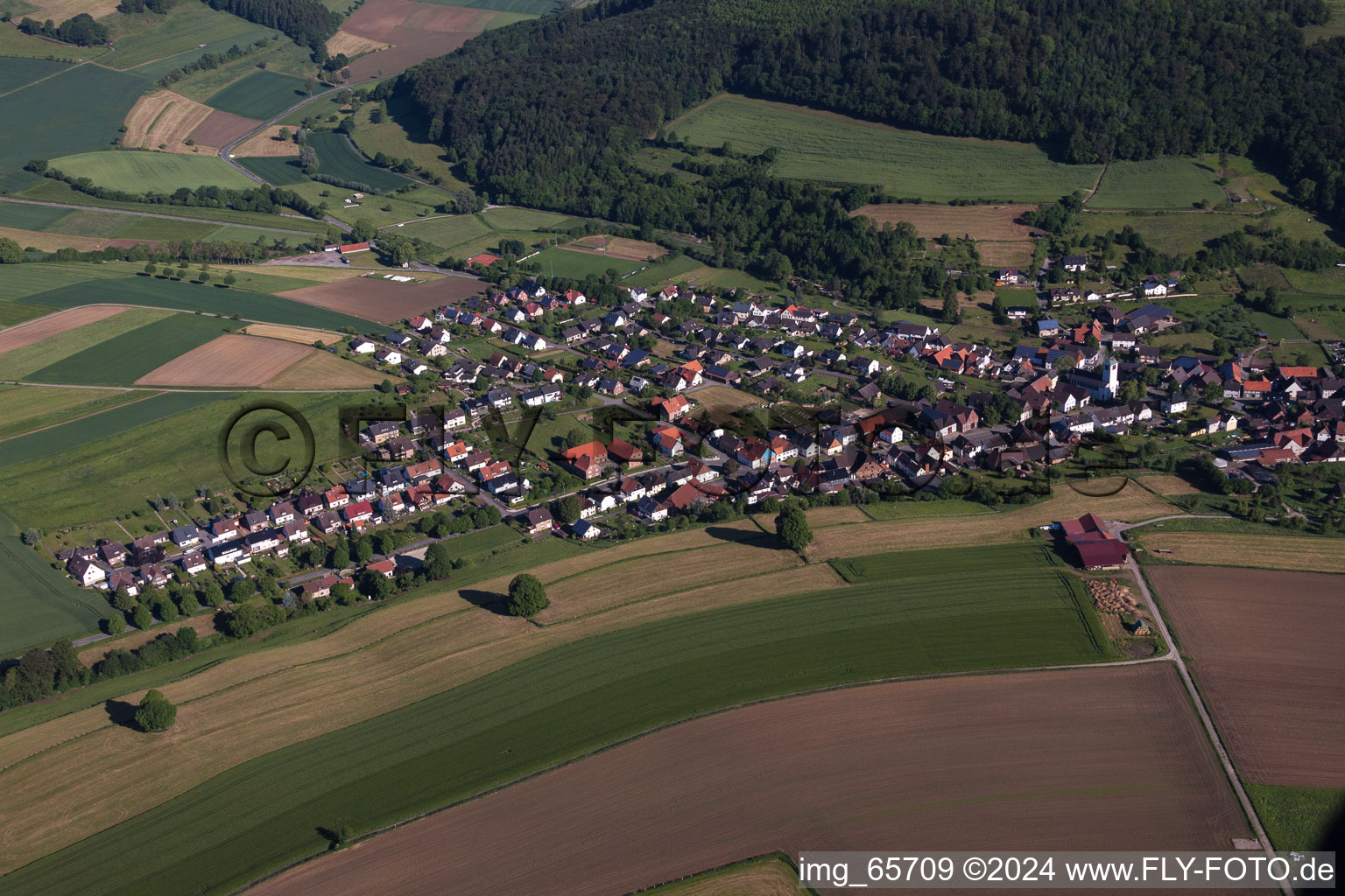 Dorf - Ansicht am Rande von landwirtschaftlichen Feldern und Nutzflächen im Ortsteil Ovenhausen in Höxter im Bundesland Nordrhein-Westfalen, Deutschland