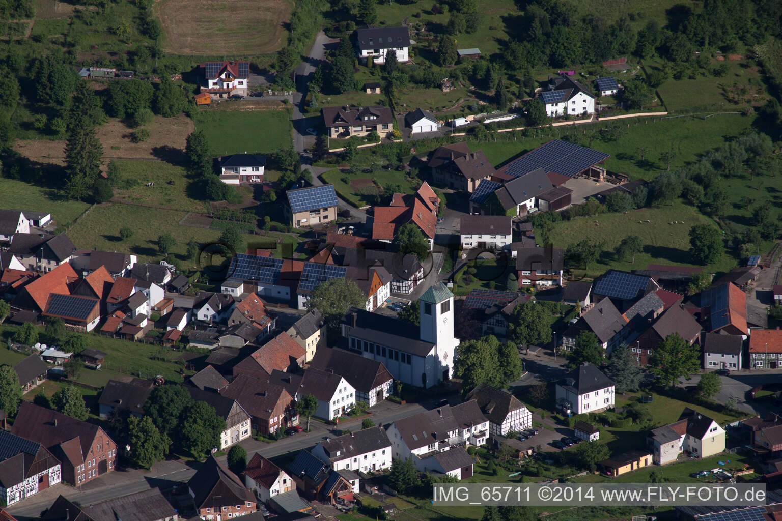 Luftbild von Kirchengebäude von St. Maria Salome in Ovenhausen im Bundesland Nordrhein-Westfalen, Deutschland
