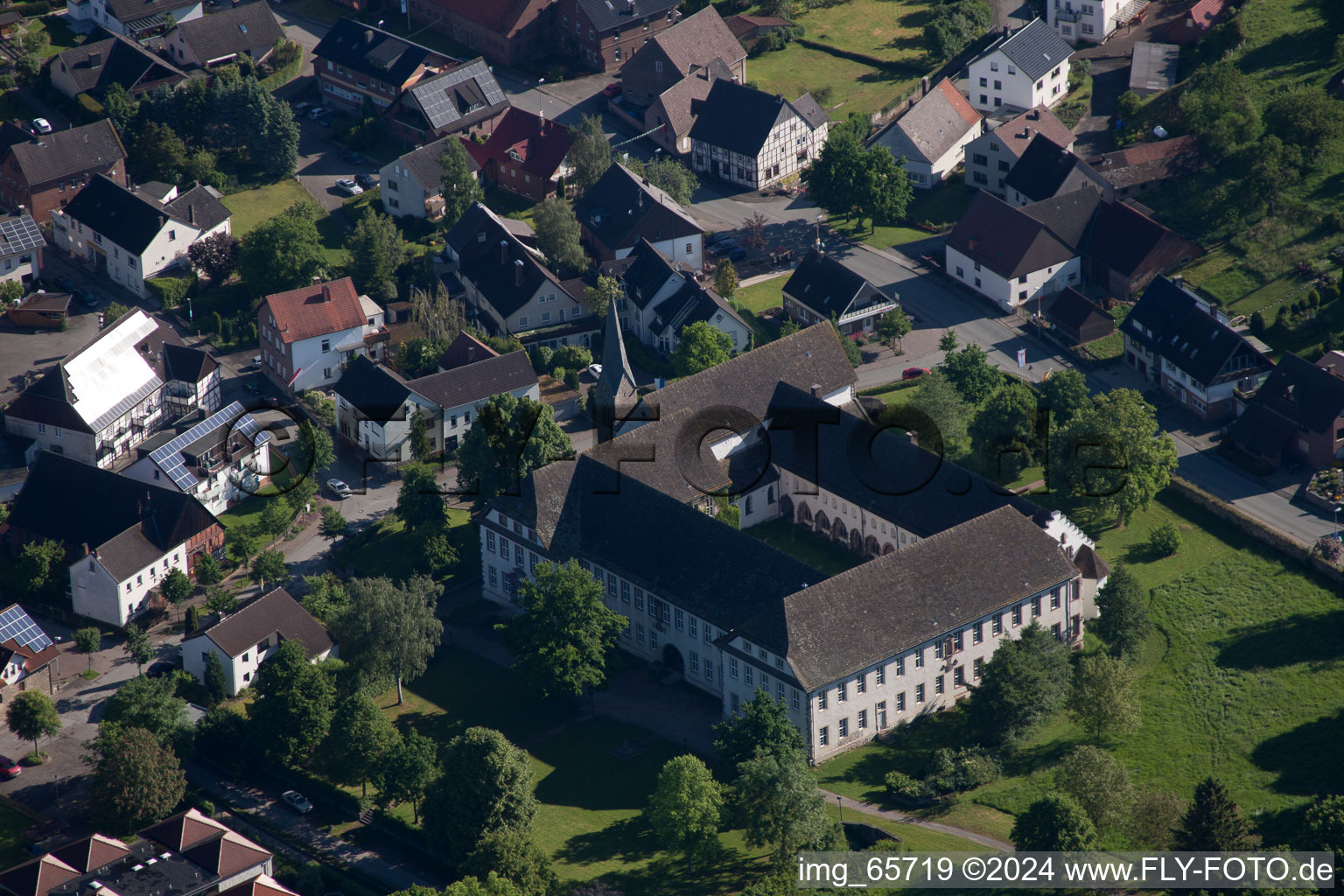 Luftbild von Gebäudekomplex des Klosters Koptisch-Othodoxes Kloster Propsteistrasse im Ortsteil Brenkhausen in Höxter im Bundesland Nordrhein-Westfalen, Deutschland