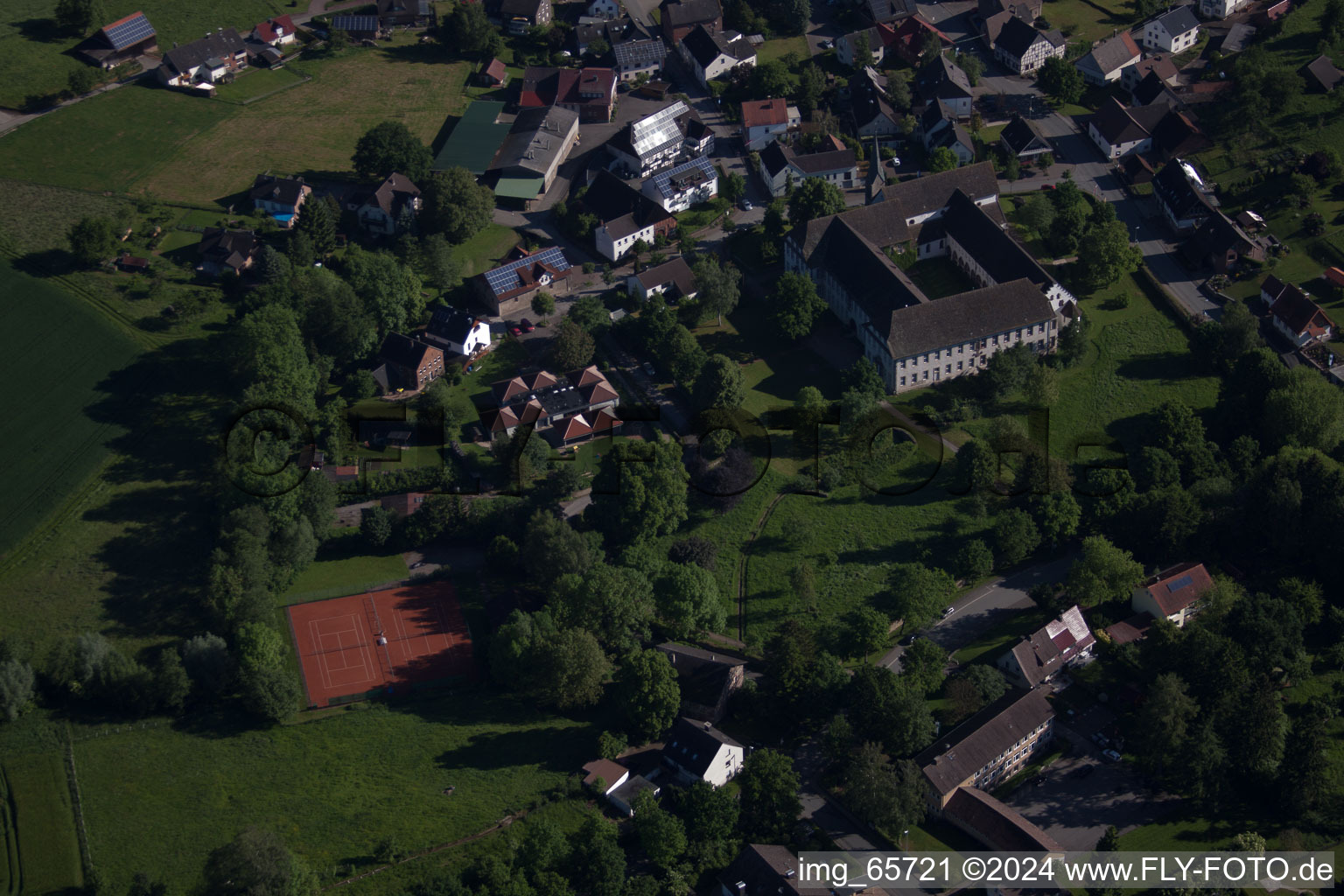 Luftaufnahme von Gebäudekomplex des Klosters Koptisch-Othodoxes Kloster Propsteistrasse im Ortsteil Brenkhausen in Höxter im Bundesland Nordrhein-Westfalen, Deutschland