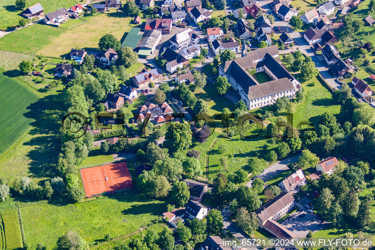 Luftaufnahme von Gebäudekomplex des Klosters Koptisch-Othodoxes Kloster Propsteistrasse im Ortsteil Brenkhausen in Höxter im Bundesland Nordrhein-Westfalen, Deutschland