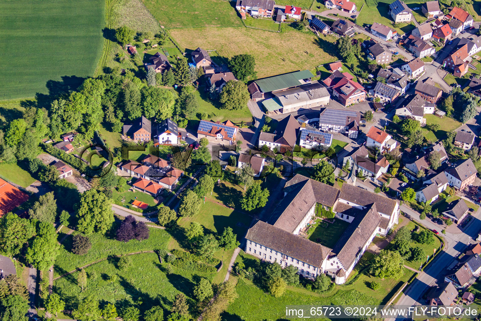 Gebäudekomplex des Klosters Koptisch-Othodoxes Kloster Propsteistrasse im Ortsteil Brenkhausen in Höxter im Bundesland Nordrhein-Westfalen, Deutschland von oben