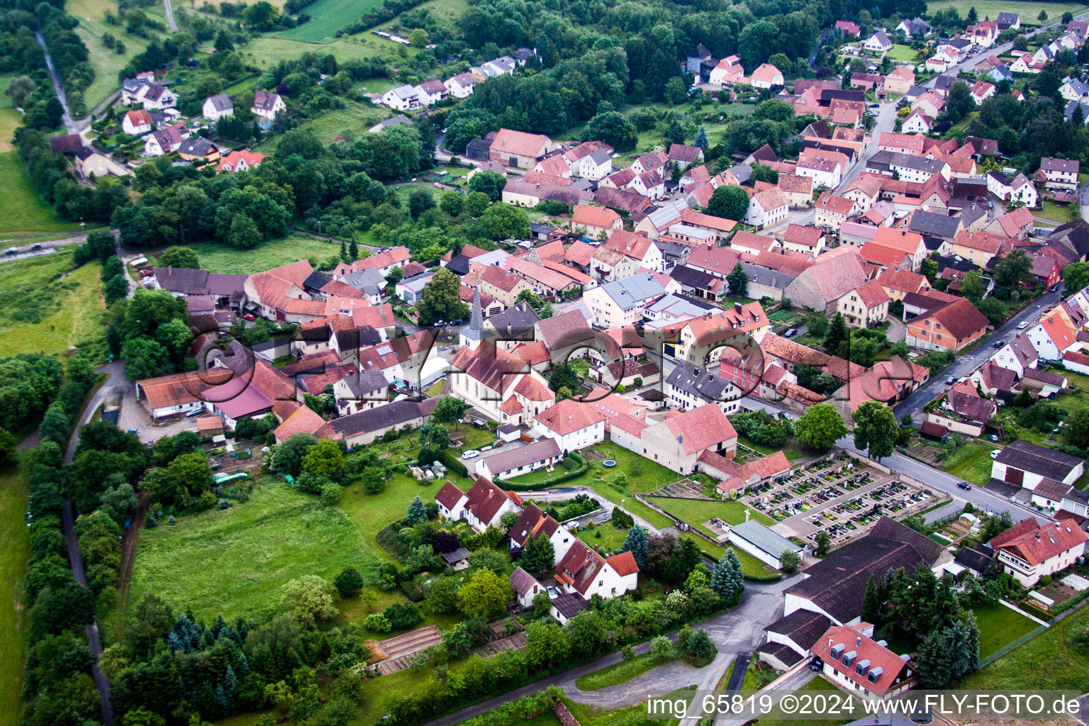Kirchengebäude im Dorfkern in Untereuerheim im Bundesland Bayern, Deutschland