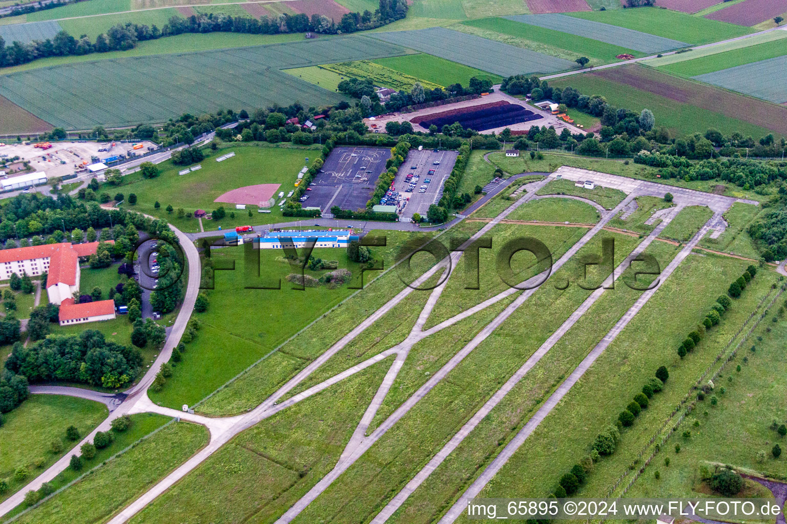 Gesperrte Startbahn und Landebahn am ehemaligen Flugplatz in Geldersheim im Bundesland Bayern, Deutschland