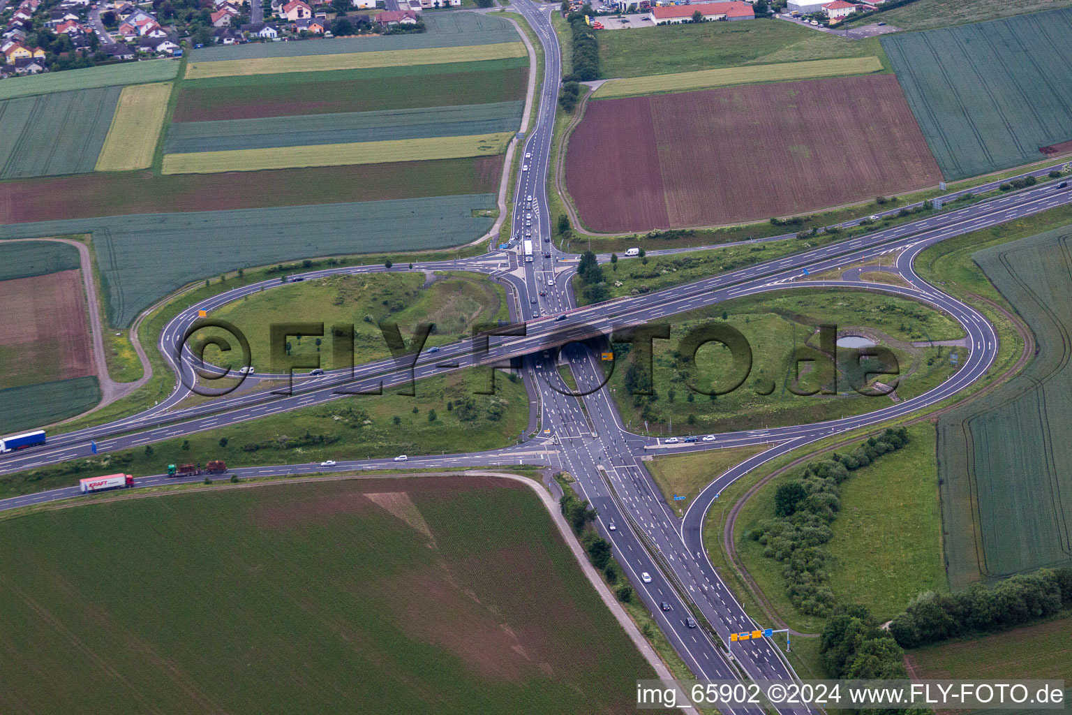 Streckenführung und Fahrspuren im Verlauf der Autobahn- Abfahrt und Zufahrt der BAB A71 zur B303 in Geldersheim im Bundesland Bayern, Deutschland
