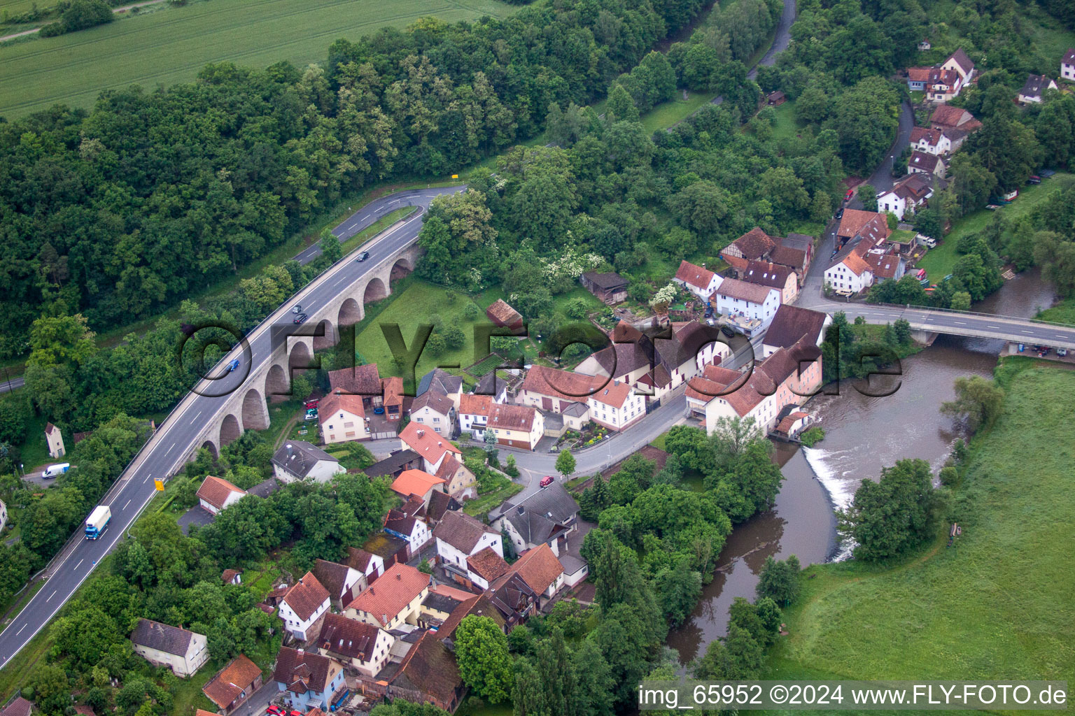 Fluß - Brückenbauwerk über die fränkische Saale in Trimberg in Elfershausen im Bundesland Bayern, Deutschland