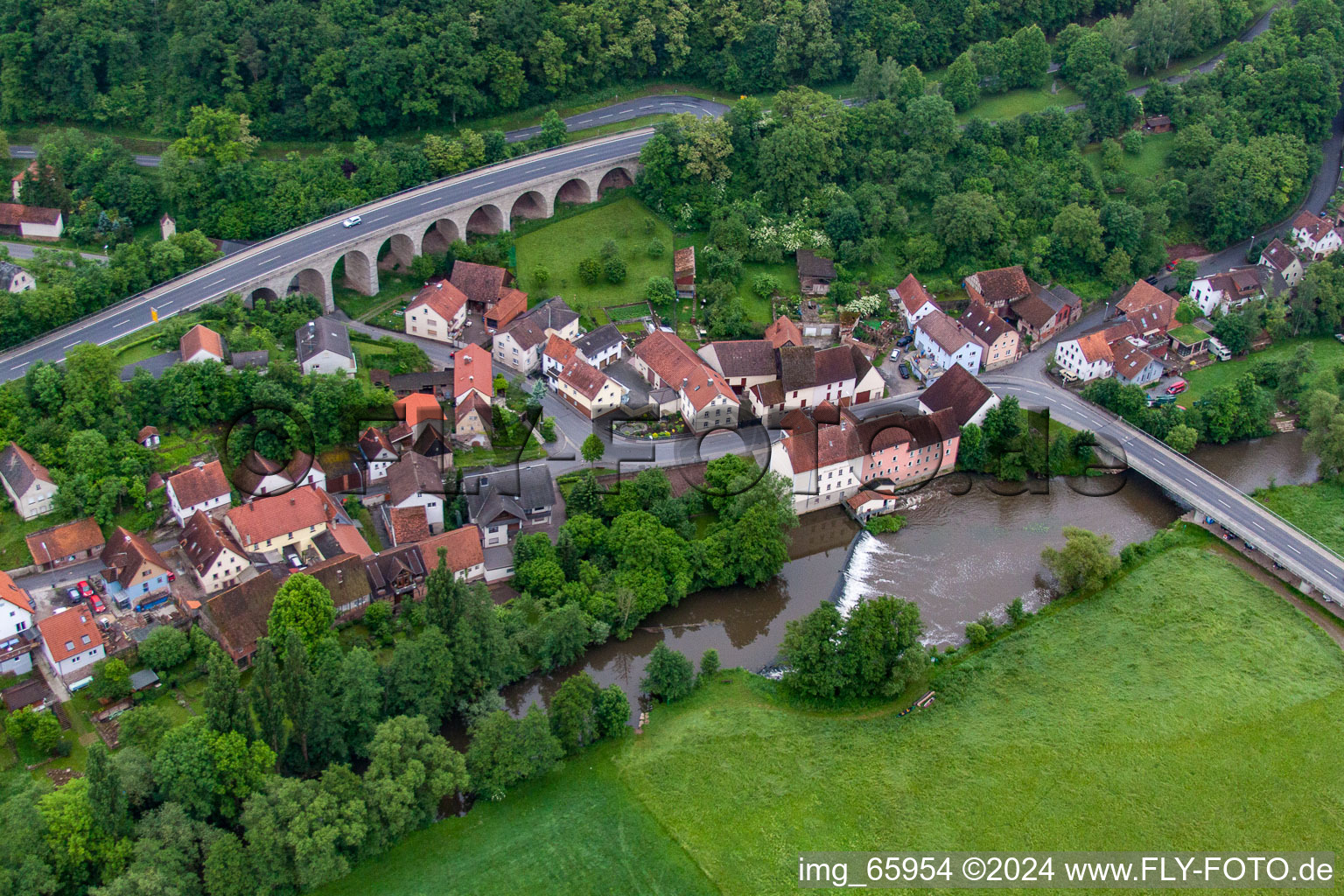 Saalebrücke im Ortsteil Trimberg in Elfershausen im Bundesland Bayern, Deutschland