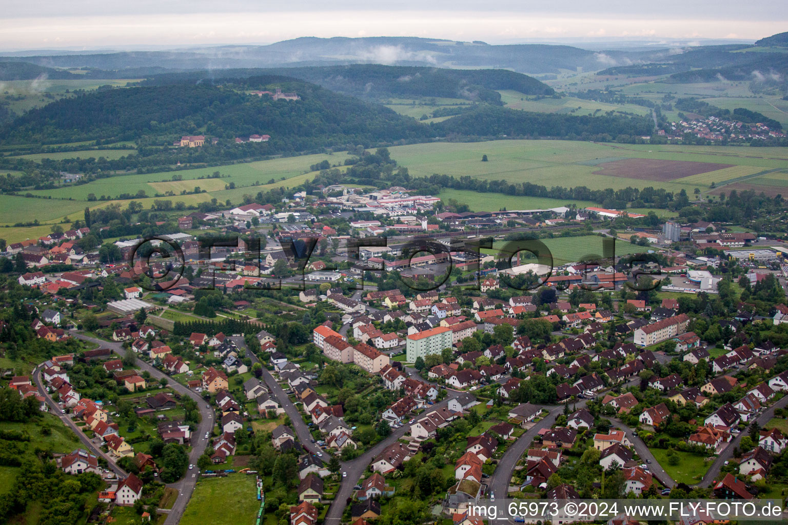 Ortsansicht der Straßen und Häuser der Wohngebiete in Hammelburg im Bundesland Bayern, Deutschland